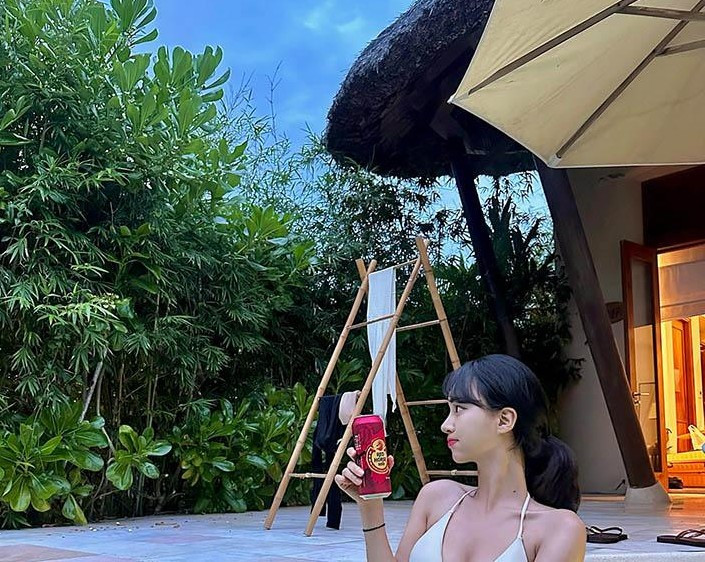 Hình ảnh cô lặn sâu dưới biển hay tạo dáng trên thuyền đều toát lên năng lượng tích cực.