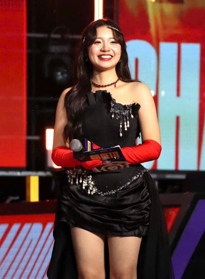 Phương Thảo được mệnh danh là “nữ thần Liên Quân” nhờ nhan sắc và lối dẫn duyên dáng.