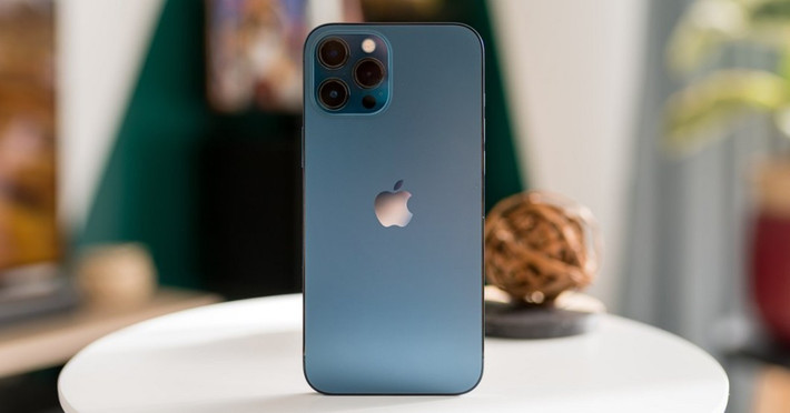 iPhone 12 Pro Max hiện vẫn được bán lại với giá cao, dù đã ra mắt từ cuối năm 2020.