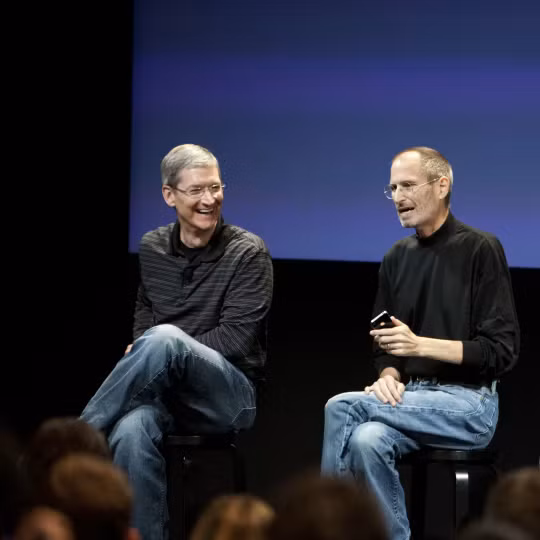 Không giống Steve Jobs với các sản phẩm mang tính cách mạng, Cook được xem là bậc thầy của chiến lược vận hành và tối ưu chuỗi cung ứng toàn cầu trải dài hơn 100 quốc gia.