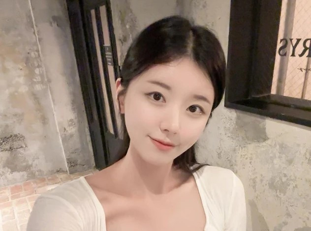 Nhan sắc của Nari được nhận xét thăng hạng vượt bậc, vừa trẻ trung vừa quyến rũ.