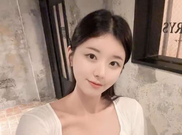 Nhan sắc của Nari được nhận xét thăng hạng vượt bậc, vừa trẻ trung vừa quyến rũ.