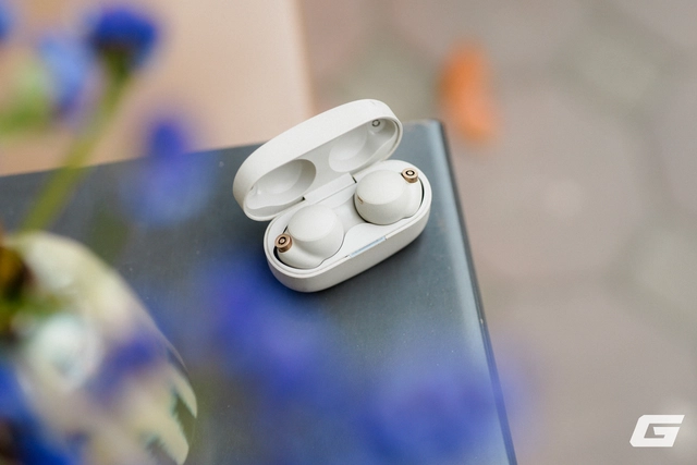 Trong thực tế, chống ồn gió đặc biệt hữu ích khi di chuyển ngoài trời, đi xe máy hoặc thậm chí ngồi trước quạt trong nhà. (Genk)