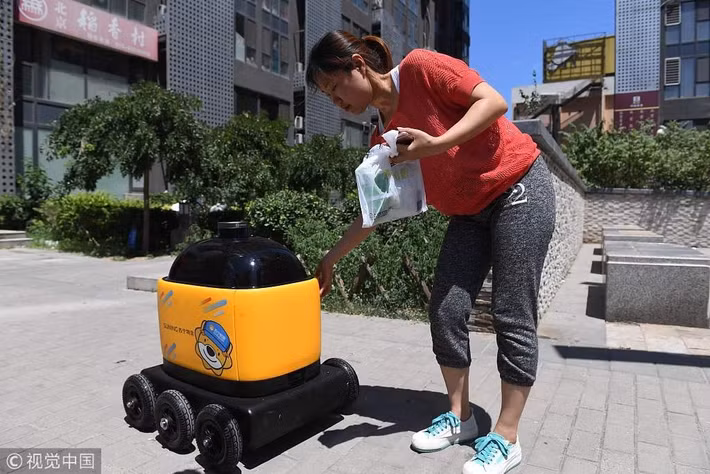 Không chỉ dừng ở phần mềm, Trung Quốc còn dẫn đầu thế giới về sản xuất và triển khai robot, từ công nghiệp đến đời sống, đặc biệt trong bối cảnh dân số già hóa nhanh.