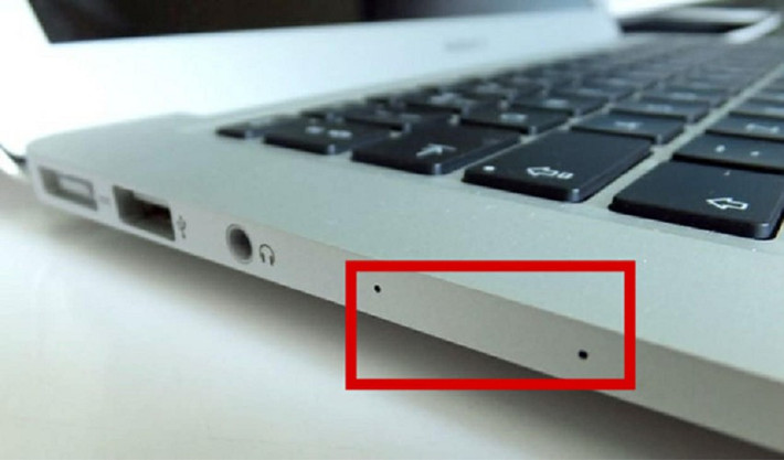Trên thân MacBook, nhiều người tinh ý sẽ thấy hai lỗ nhỏ nằm cạnh nhau.