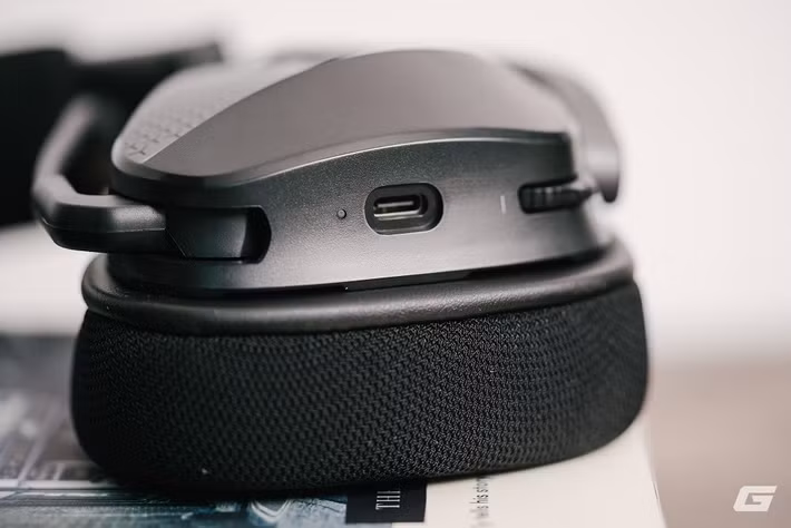 Đệm đầu và đệm tai dày, bọc vải lưới thoáng khí giúp đeo thoải mái cả ngày dài.(Ảnh: Genk)