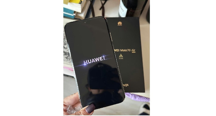 Mate 70 Air trang bị cụm ba camera gồm 50MP chính, 13MP góc rộng và 8MP tele periscope.