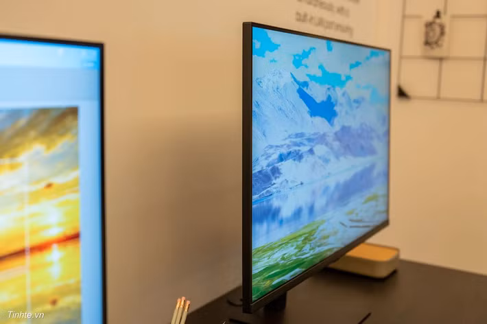 Tích hợp công tắc KVM, USB-C, LAN và tính năng PBP, PIP giúp kết nối đa thiết bị tiện lợi.(Ảnh: tinhte.vn)