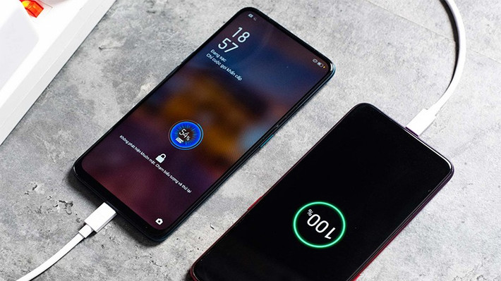 Trong nhiều năm, Apple và Samsung bị chỉ trích vì giữ tốc độ sạc chậm để đảm bảo an toàn pin.