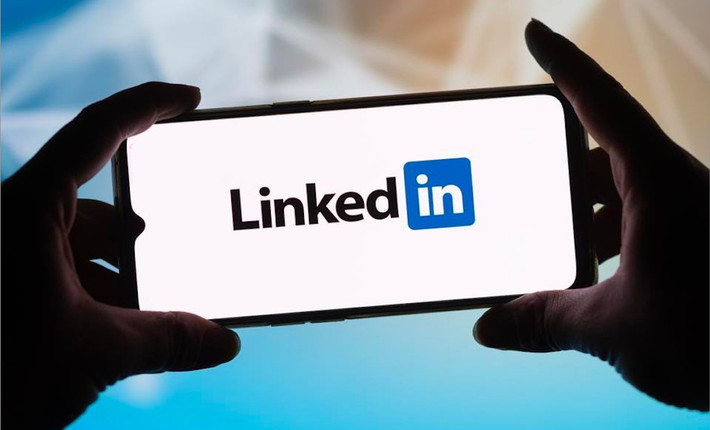 LinkedIn là nền tảng có tỷ lệ nội dung AI cao hơn Facebook, đặc biệt trong các lĩnh vực chính trị, báo chí và công vụ.