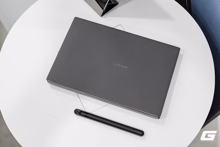 ASUS vừa chính thức trình làng Zenbook DUO (2026), mẫu laptop hai màn hình mới được xem là phiên bản hoàn thiện nhất từ trước tới nay khi không còn mang cảm giác “trình diễn công nghệ” mà đã thực sự hướng tới nhu cầu làm việc đa nhiệm chuyên nghiệp. (Ảnh: Genk)