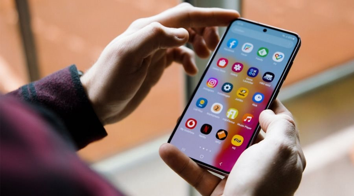 Việc tắt tính năng Glance trả lại màn hình khóa sạch sẽ, không quảng cáo chen ngang.