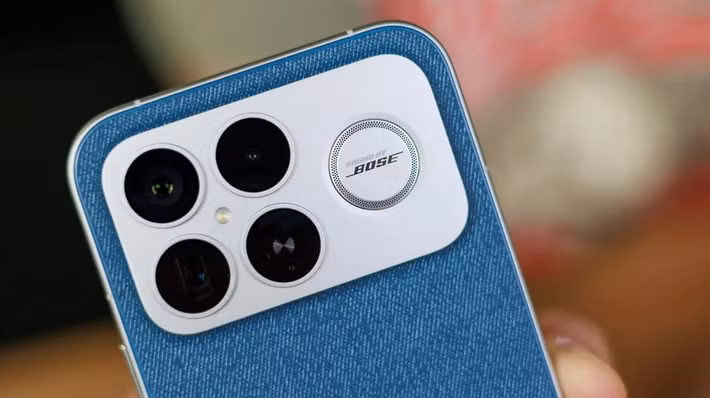 Poco F8 Ultra trở thành chiếc điện thoại đầu tiên tích hợp loa siêu trầm chuyên dụng.