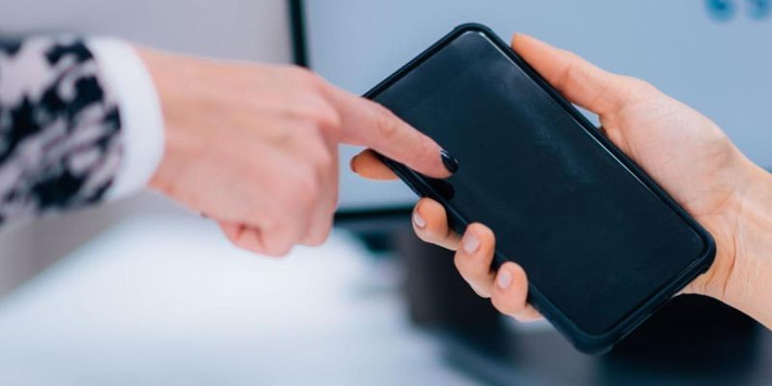 Ai cũng từng lúng túng khi người khác xin mượn điện thoại để gọi hoặc xem video.