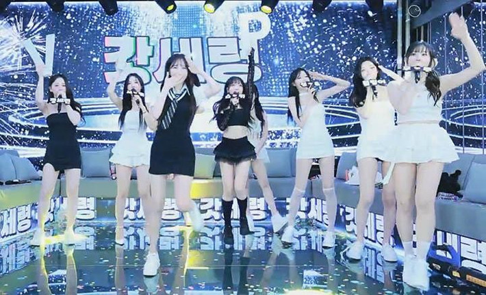 Nội dung ngày càng vượt ranh giới đạo đức, từ sexy dance đến cởi bỏ trang phục trực tiếp.