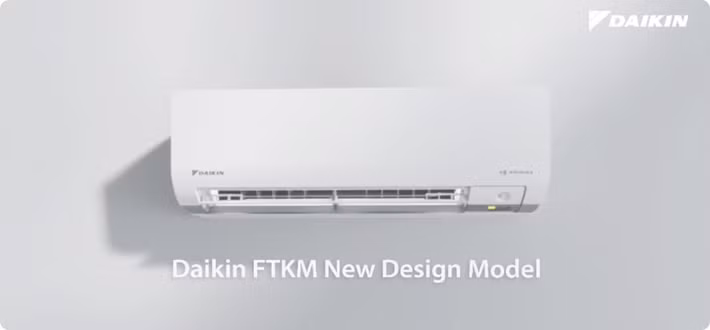Bên cạnh trải nghiệm không khí, FTKM còn được trang bị hệ thống lọc khí gồm công nghệ Streamer kết hợp phin lọc Enzyme Blue + PM2.5 nhằm hỗ trợ loại bỏ bụi mịn và các tác nhân gây dị ứng, phù hợp với xu hướng nhà ở hiện đại chú trọng sức khỏe.