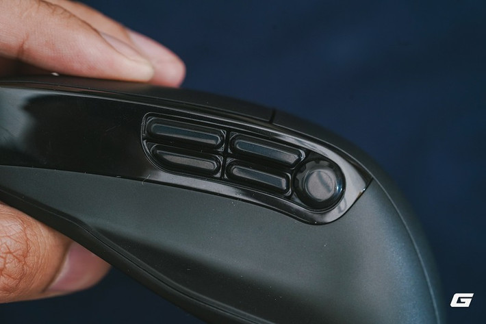 Điểm khác biệt nổi bật nhất là màn hình mini trên thân chuột, hiển thị trực quan pin, DPI và chế độ kết nối.(Ảnh: Genk)