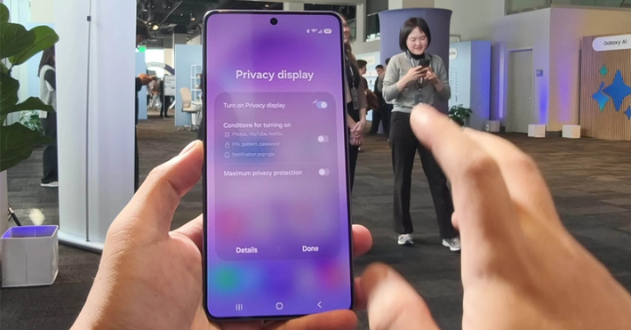 Máy còn có tính năng Privacy Display giúp hạn chế người khác nhìn nội dung.