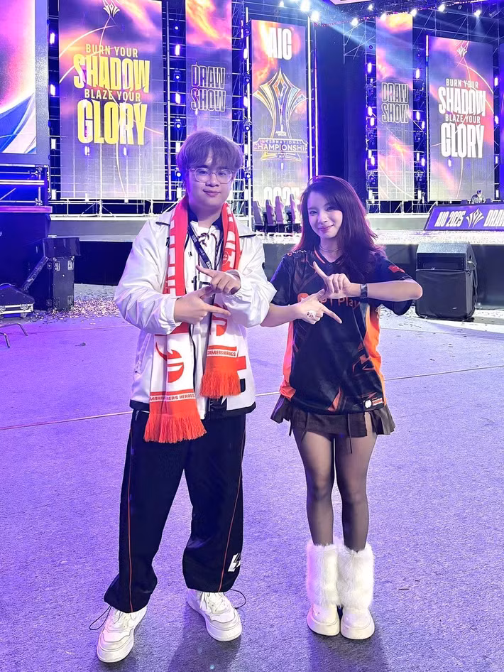 Mai LK xuất hiện với phong cách cá tính, tiếp lửa cho Saigon Phantom cùng hàng ngàn fan.