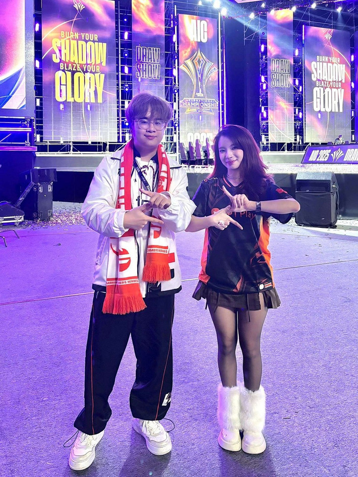 Mai LK xuất hiện với phong cách cá tính, tiếp lửa cho Saigon Phantom cùng hàng ngàn fan.