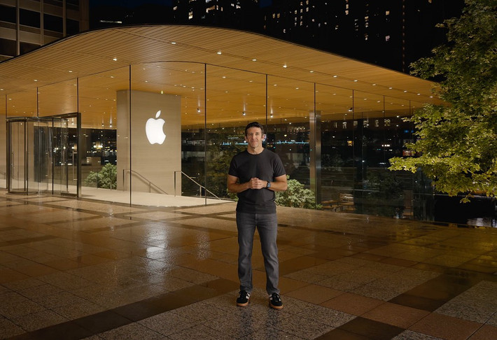 Ông gia nhập Apple từ năm 2001, để lại dấu ấn trên iPad, iPhone, AirPods và Mac silicon.