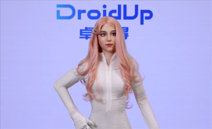 “Bộ não” AI của Moya sử dụng mô hình ngôn ngữ lớn, cho phép ghi nhớ ngữ cảnh, nhận diện cảm xúc và tương tác cá nhân hóa lâu dài. (Ảnh: Sohu)