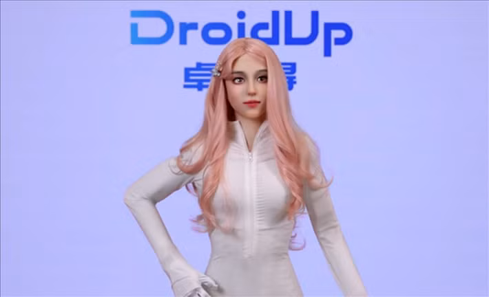 “Bộ não” AI của Moya sử dụng mô hình ngôn ngữ lớn, cho phép ghi nhớ ngữ cảnh, nhận diện cảm xúc và tương tác cá nhân hóa lâu dài. (Ảnh: Sohu)