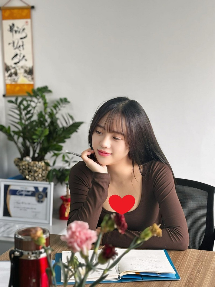 Mái tóc dài suôn mượt, làn da mịn màng và nụ cười thoáng qua tạo cảm giác chân thật.