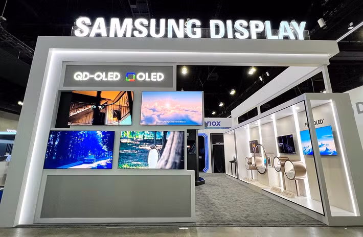 Điều đáng chú ý là nhiều thời điểm Apple còn được Samsung Display ưu tiên cung cấp thế hệ vật liệu OLED mới nhất trước cả bộ phận Samsung Mobile, khiến một số mẫu iPhone sở hữu công nghệ màn hình tiên tiến hơn những chiếc Galaxy flagship cùng thời điểm ra mắt.