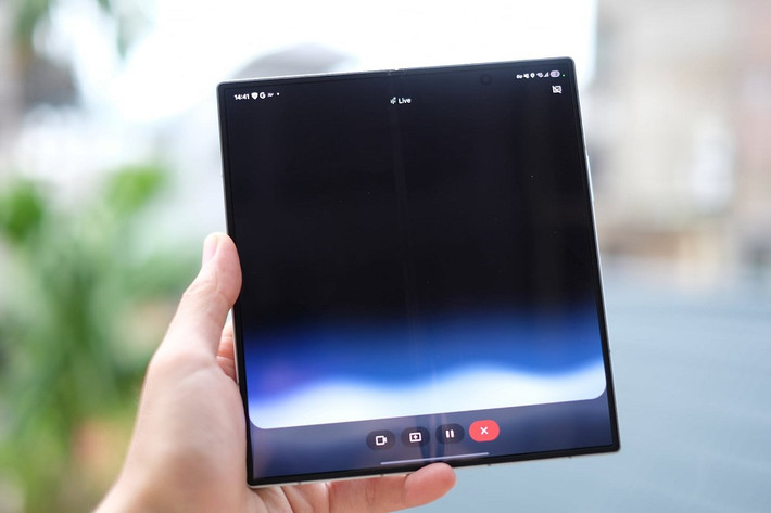 Gemini Live biến Galaxy Z Fold7 thành phòng brainstorm mini, hỗ trợ nói chuyện trực tiếp với AI.
