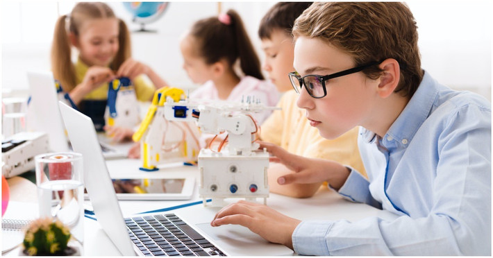 Thay vào đó, lập trình, AI, đạo đức học và tư duy nguyên lý cơ bản được coi là những môn học trụ cột cho tương lai.