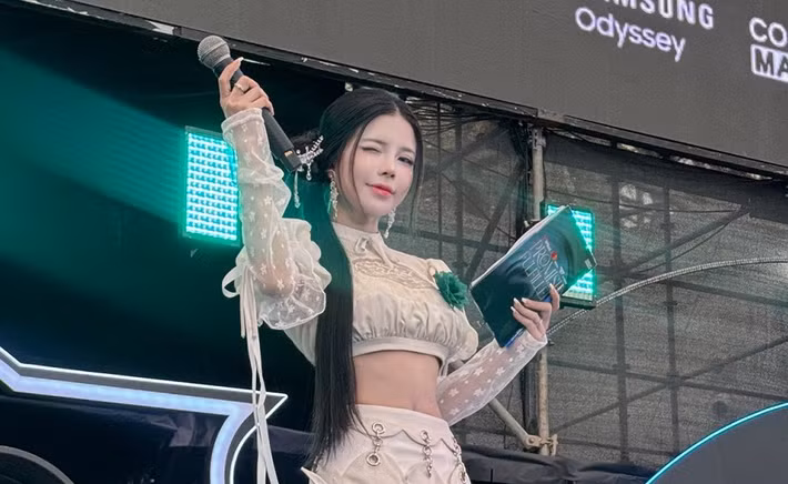 Xuyên suốt sự kiện fanmeeting T1, Mai Dora đã để lại dấu ấn mạnh mẽ với hình ảnh vừa quyến rũ vừa chuyên nghiệp trên sân khấu.