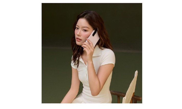 Bên cạnh đó, thiết kế khung kim loại, mặt kính cao cấp và loạt màu sắc trẻ trung giúp máy ghi điểm về ngoại hình.