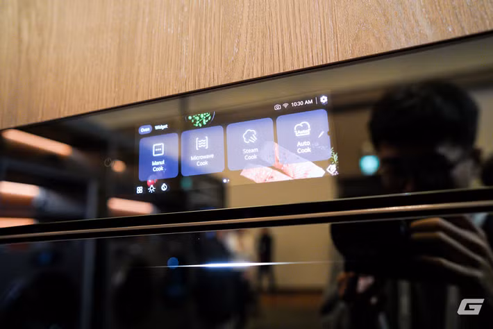 Song song đó, tính năng AI Browning theo dõi quá trình nướng theo thời gian thực, đảm bảo món ăn đạt độ chín hoàn hảo và có thể giám sát từ xa qua smartphone.(Ảnh: Genk)