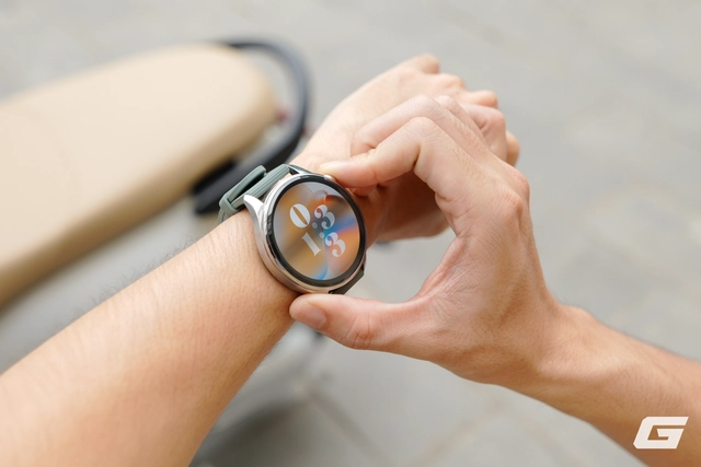 Xiaomi Watch 5 nâng cấp màn hình AMOLED lên 1.54 inch, độ sáng tối đa 1.500 nits, hiển thị rõ ràng ngay cả dưới nắng gắt. Thiết kế thép không gỉ và kính sapphire mang lại cảm giác cao cấp. (Ảnh: Genk)