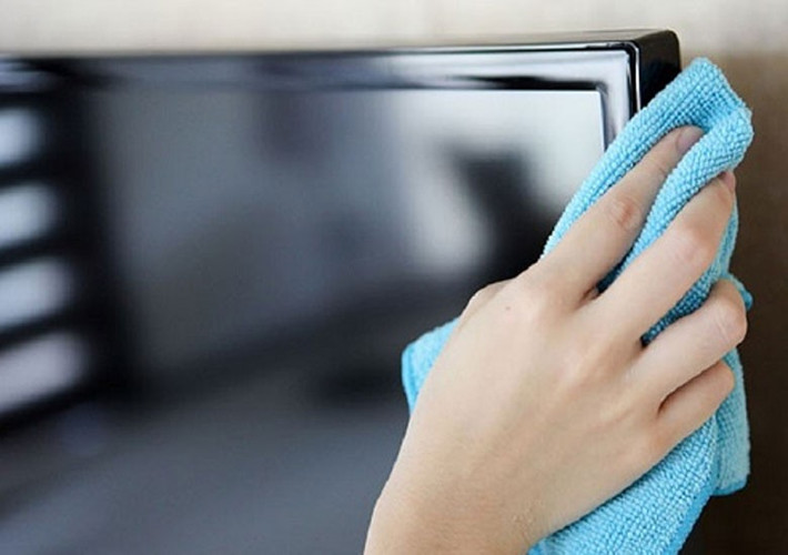 Mỗi tháng, hãy vệ sinh kỹ lưỡng bằng dung dịch chuyên dụng để loại bỏ vết bẩn cứng đầu.