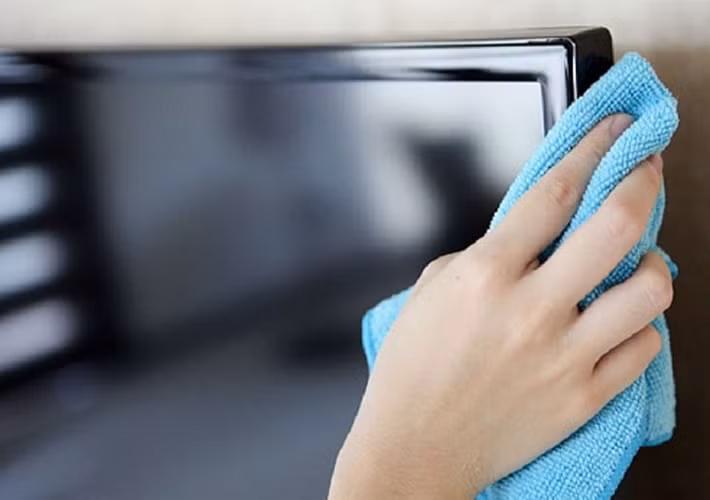 Mỗi tháng, hãy vệ sinh kỹ lưỡng bằng dung dịch chuyên dụng để loại bỏ vết bẩn cứng đầu.