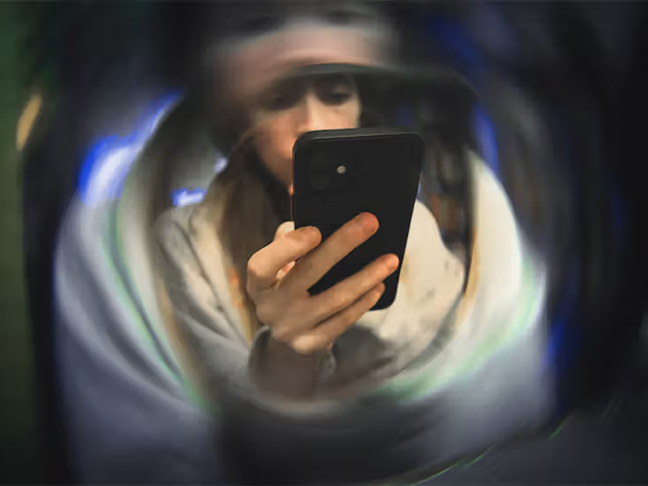 Ông bày tỏ lo ngại về hiện tượng “doomscrolling” - thói quen lướt mạng xã hội liên tục để tiếp nhận thông tin tiêu cực. Đây là hành vi có thể ảnh hưởng đến sức khỏe tinh thần.