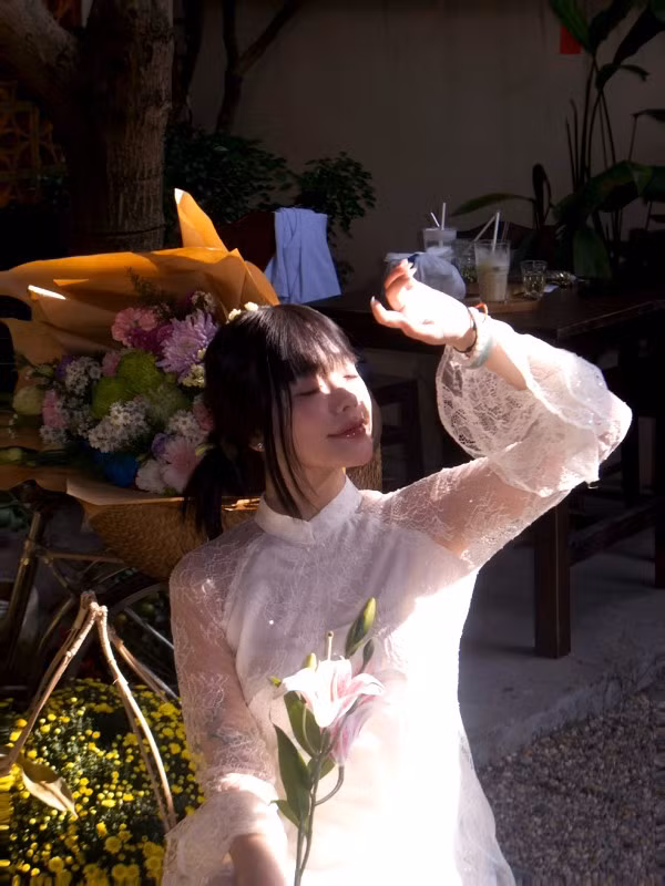 Phong cách trang điểm tự nhiên cùng mái tóc trẻ trung càng làm nổi bật những đường nét thanh tú trên gương mặt Yoonsul.