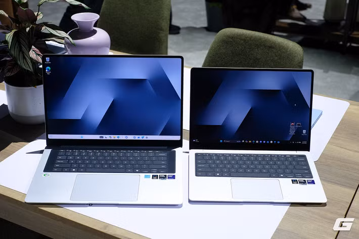 Cả hai đều sở hữu màn hình AMOLED 2X độ phân giải 2.880 x 1.800 pixel. (Genk)