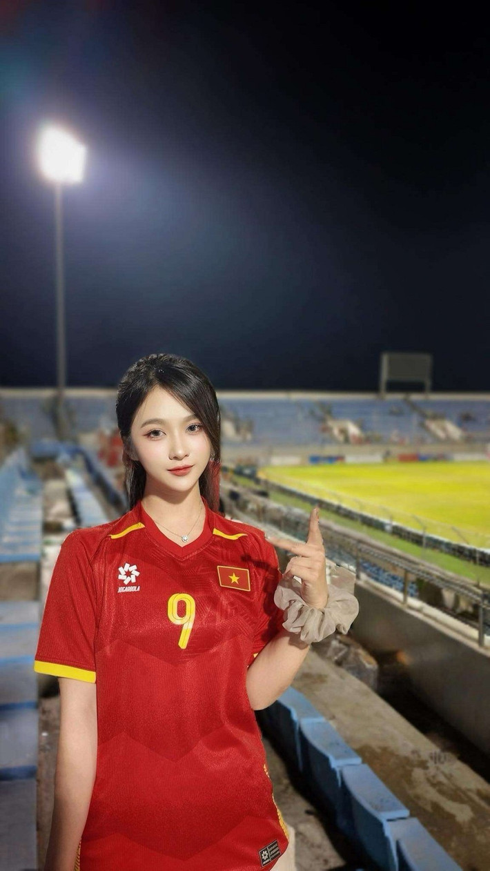 Ngoài bóng đá, cô còn là streamer, MC và content creator được giới trẻ yêu thích.