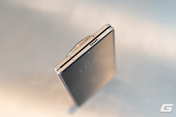 Bên cạnh khả năng chống lừa đảo, máy còn gây chú ý nhờ độ mỏng kỷ lục 4,2 mm khi mở và trọng lượng chỉ 217 g.(Ảnh: Genk)