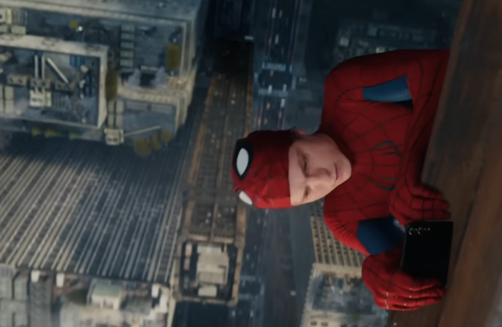 Sự “đổi hệ” này khiến nhiều người nghi ngờ về các thỏa thuận thương hiệu đứng sau bộ phim.