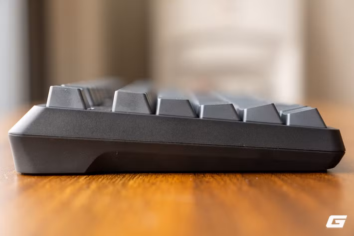 Điểm đặc biệt nhất của chiếc bàn phím giá gần 7 triệu đồng này nằm ở switch Topre điện dung độc quyền kết hợp dome cao su, tạo cảm giác gõ mềm, sâu, đàn hồi và yên tĩnh hơn đáng kể so với switch mechanical truyền thống mà nhiều dân văn phòng hay lập trình viên đang sử dụng hiện nay.(Ảnh: Genk)
