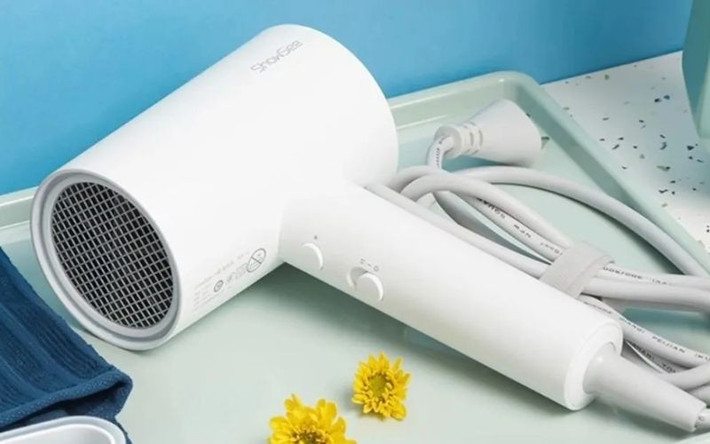 Người dùng nên đặt thiết bị ở nơi khô thoáng, sử dụng quạt hoặc máy sấy ở nhiệt độ thấp để hong khô dần.