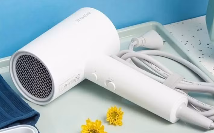 Người dùng nên đặt thiết bị ở nơi khô thoáng, sử dụng quạt hoặc máy sấy ở nhiệt độ thấp để hong khô dần.