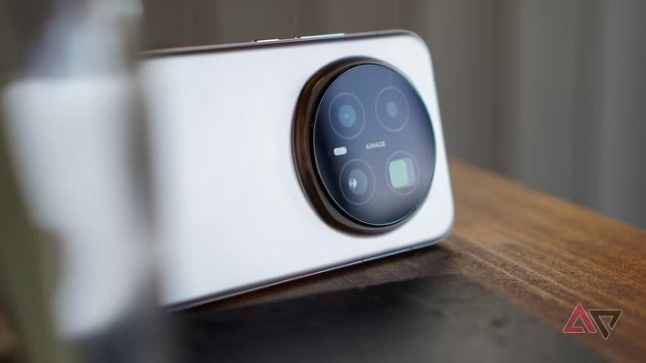 Thay vì chạy theo thông số, người mua nên cầm máy trên tay ít nhất 5 phút để kiểm tra công thái học trước khi xuống tiền.