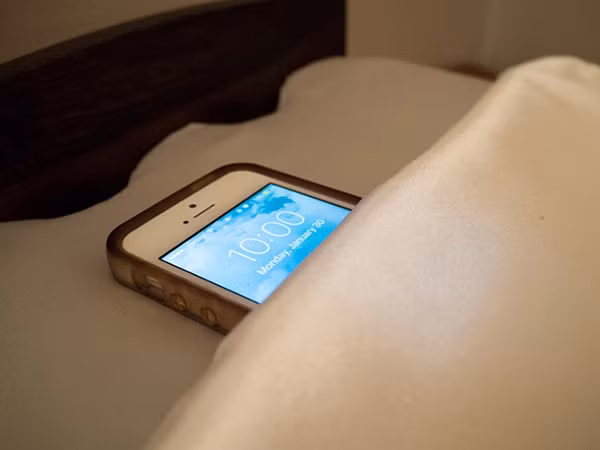 Trong quá trình nạp pin, iPhone và bộ sạc có thể sinh nhiệt, đặc biệt khi bị che kín.