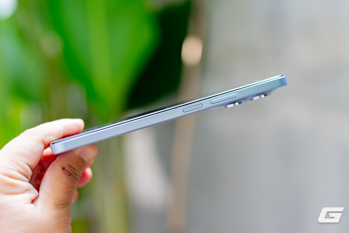 Máy gây chú ý nhờ viên pin 7.000mAh nhưng thân chỉ dày 7,5mm, nặng 188g.(Ảnh: Genk)