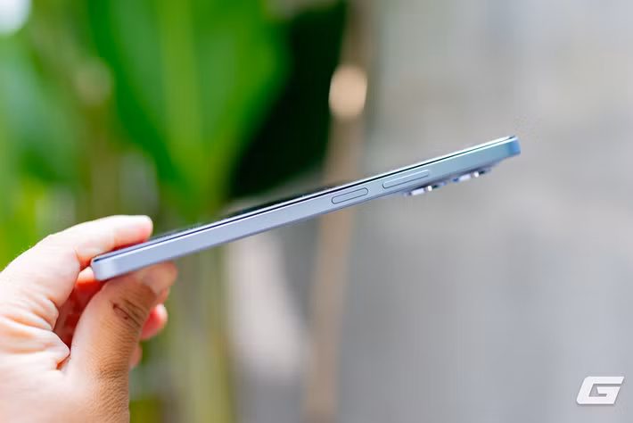 Máy gây chú ý nhờ viên pin 7.000mAh nhưng thân chỉ dày 7,5mm, nặng 188g.(Ảnh: Genk)